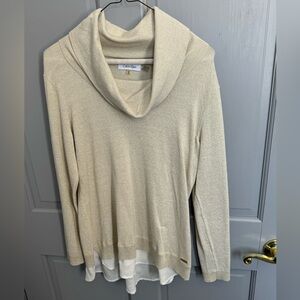 Calvin Klein layered look top size M
White and gold metallic